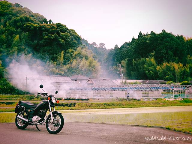 水田と煙とオートバイ
