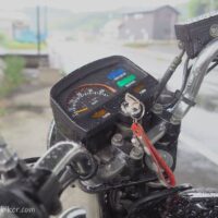 雨に濡れたオートバイ