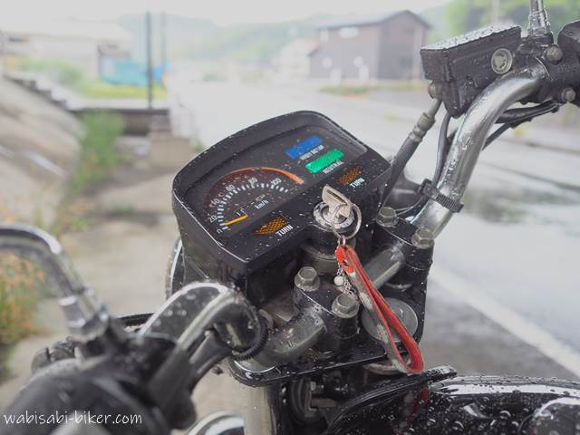 雨に濡れたオートバイ