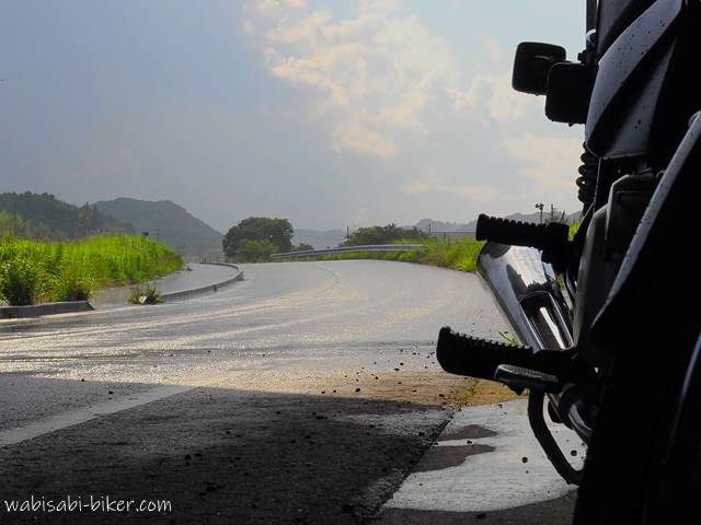 バイクと雨でぬれた道路