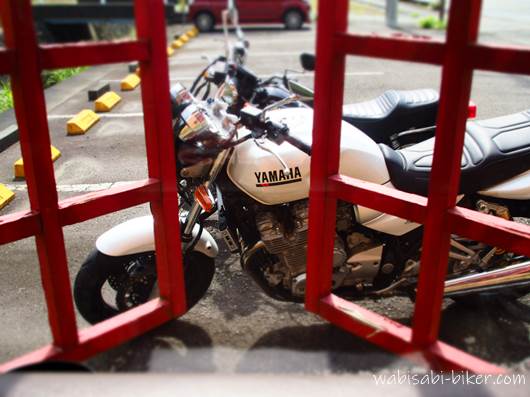 窓枠とオートバイ