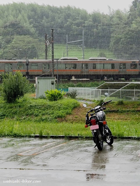 雨の電車とオートバイ