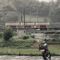雨の貨物 タンク車とオートバイ
