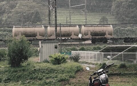 雨の貨物 タンク車とオートバイ