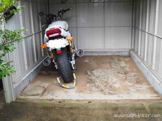 浸水した泥で汚れたバイク保管庫