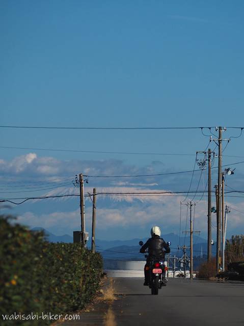 富士山の見える茶畑を走るオートバイ