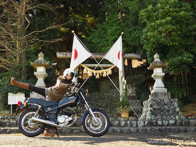 日本国旗と門松のある鳥居 バイク自撮り写真