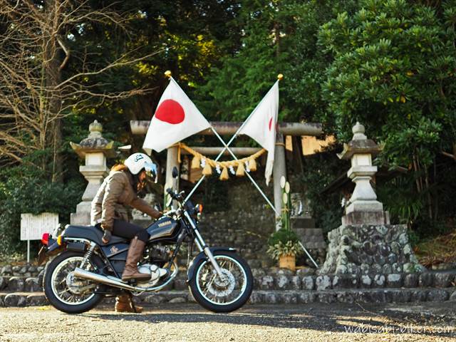 日本国旗と門松のある鳥居とバイク 自撮り写真