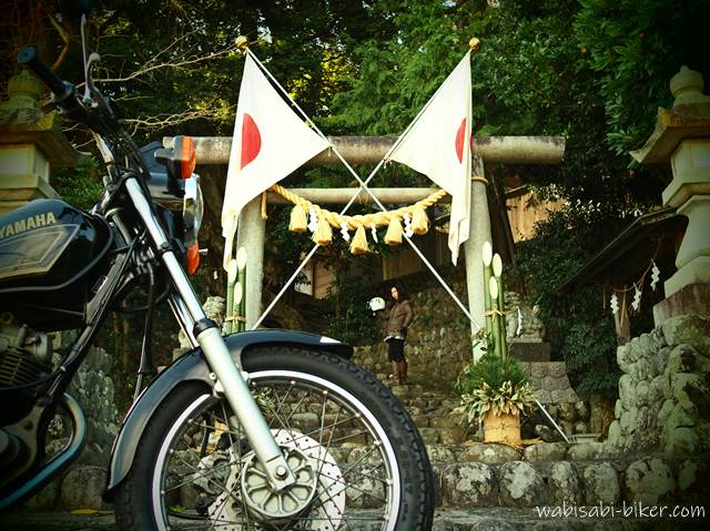 日本国旗と門松のある鳥居 バイク自撮り写真