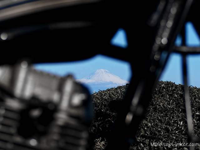 バイク エンジン越しの富士山