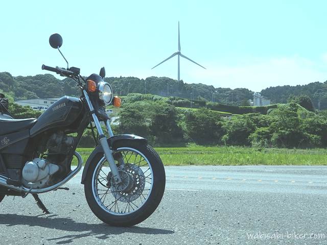 オートバイ SR125と風力発電の風車