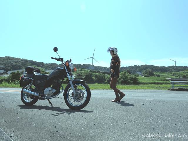 オートバイと風力発電の風車 自撮りバイク写真