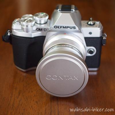 カメラに装着したCONTAX メタルキャップ GK-54