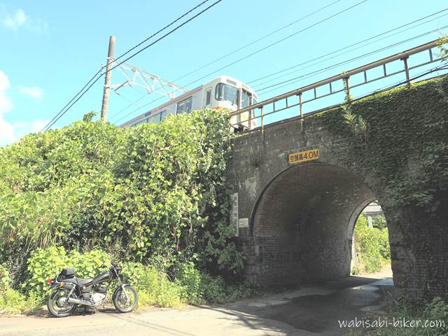 バイクと電車とレンガアーチの橋梁