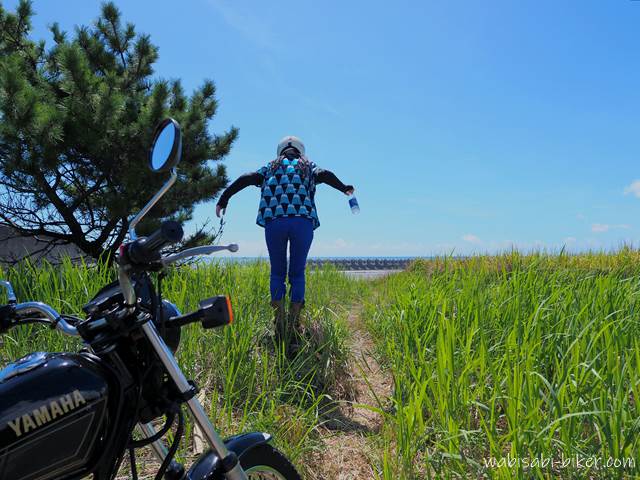 海岸への小道とオートバイ 自撮りバイク写真