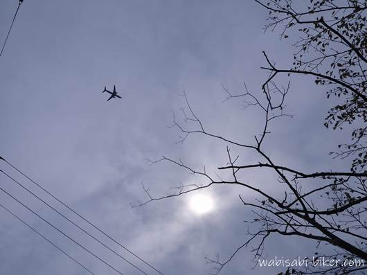 曇り空と飛行機