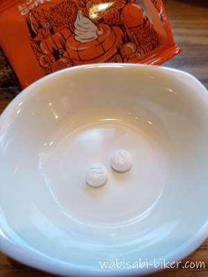 コメダ珈琲店の豆皿と頭痛薬