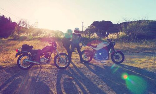秋陽とバイク乗り カップル写真