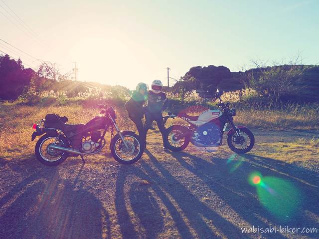 秋陽とバイク乗り カップル写真