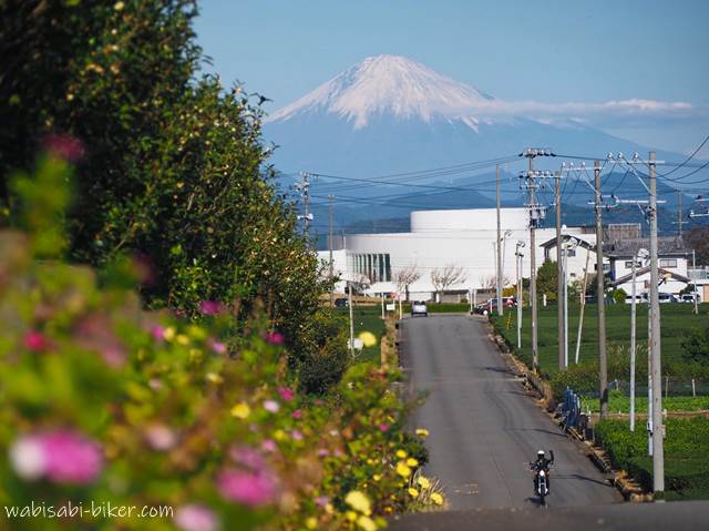 富士山とヤエーするバイク乗り 自撮り風景写真