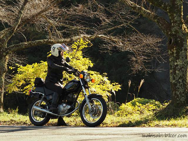 黄葉と女性バイク乗り セルフポートレート写真