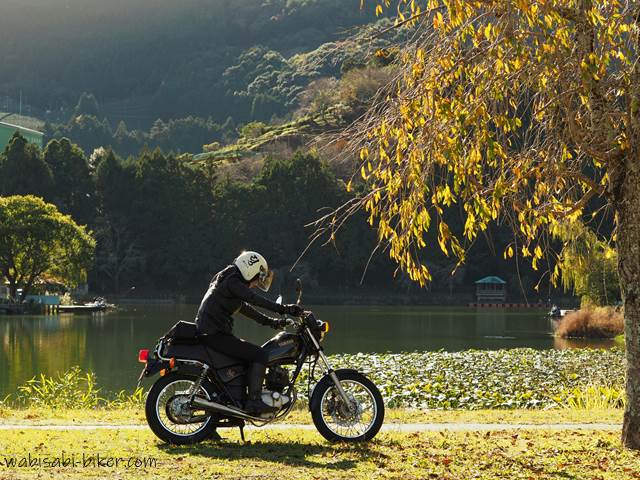 黄葉とバイク乗り セルフポートレート写真