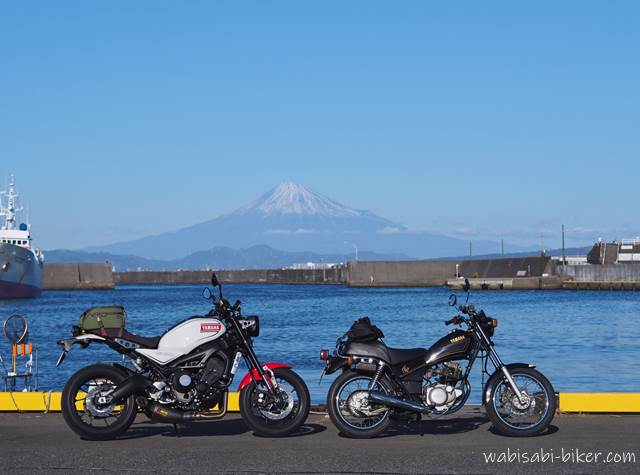 漁港と富士山とオートバイ XSR900・SR125