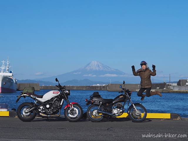 漁港と富士山とオートバイ XSR900、SR125