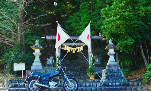 日の丸国旗と門松とオートバイ