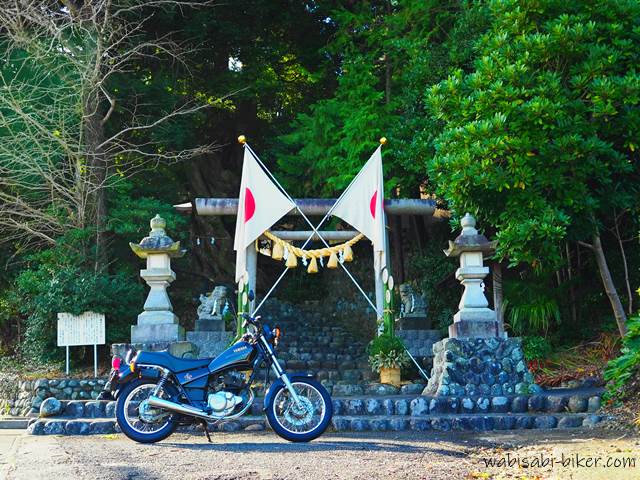 日の丸国旗と門松とオートバイ