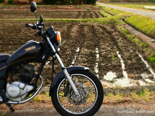 田起こしされた畑とオートバイ YAMAHA SR125