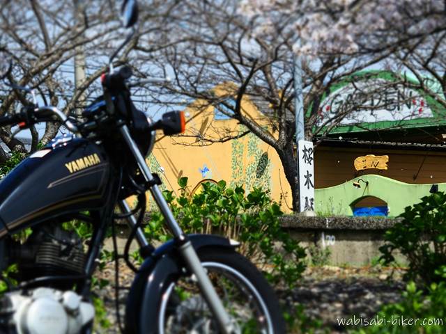 オートバイと桜木駅 天浜線