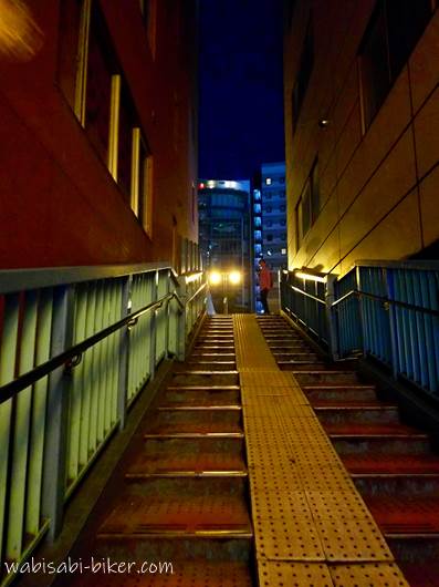 神田ふれあい橋への階段