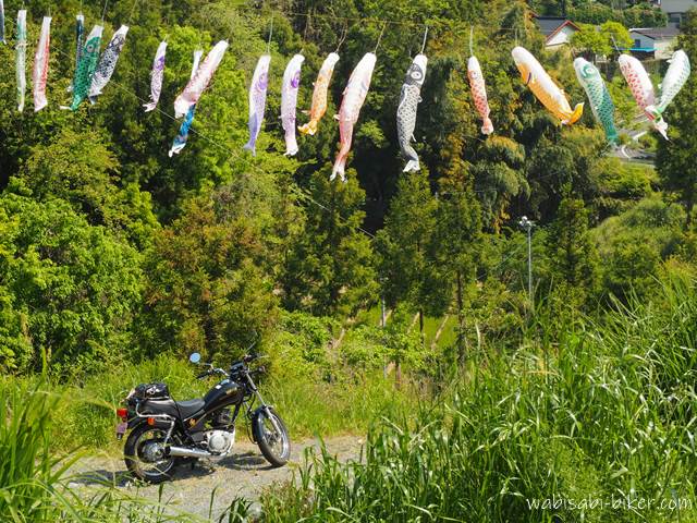 里山の鯉のぼりとオートバイ YAMAHA SR125