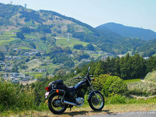 粟ヶ岳の茶文字とオートバイ YAMAHA SR125