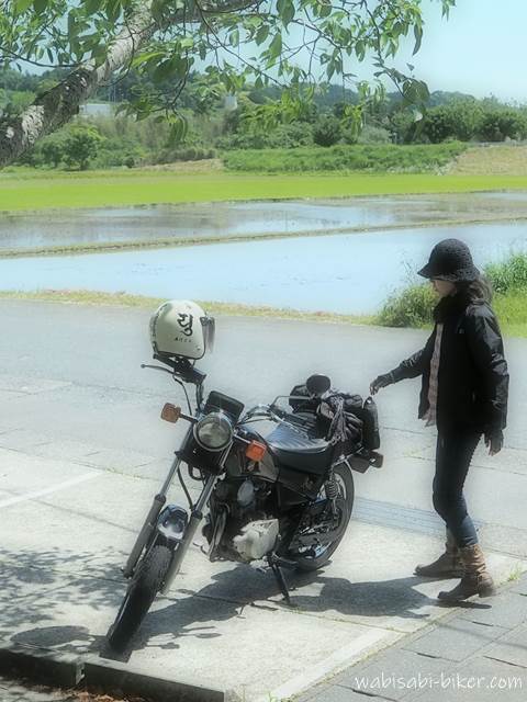 水を張った田んぼとバイク乗り