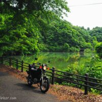 緑の池とオートバイ YAMAHA SR125