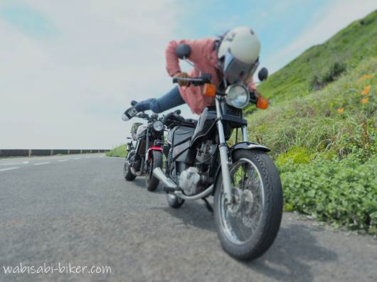 ポーズをとるバイク乗り