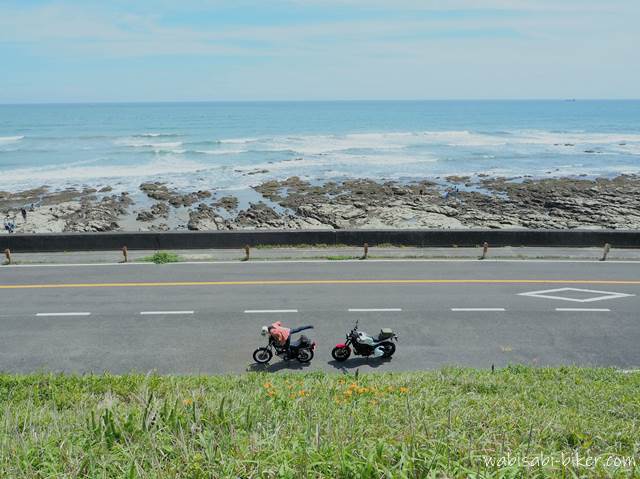 海とバイク乗りとユリの花