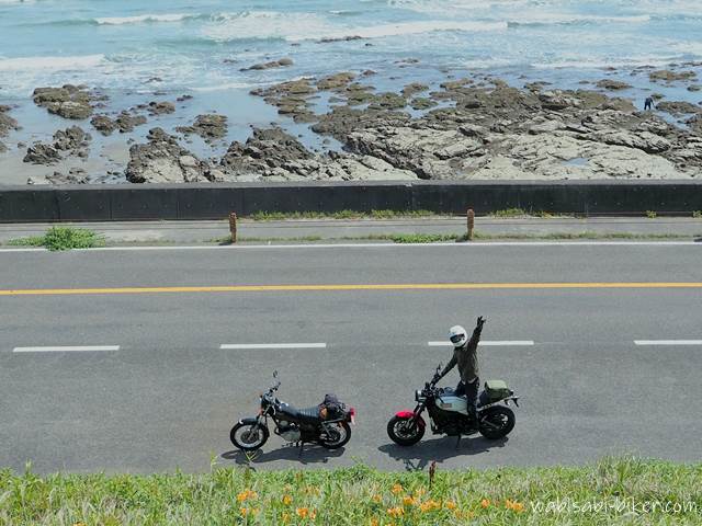 海とバイク乗りとユリの花