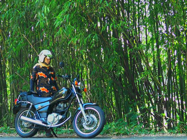 竹藪の前でバイクを停め、金魚柄のアロハシャツを着た人物が立っている。YAMAHA SR125とともに、七夕を意識した構図の自撮り写真