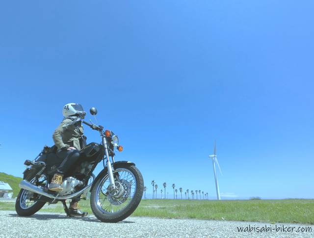 夏空と風車とバイク乗り YAMAHA SR125