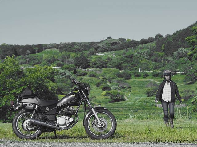 新緑とバイク乗り YAMAHA SR125