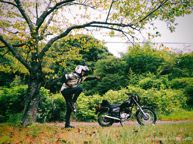 桜の黄葉とポーズをとるバイク乗り