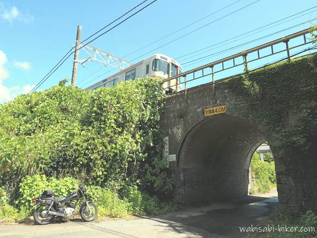 菊川 レンガアーチの橋梁と電車とバイク