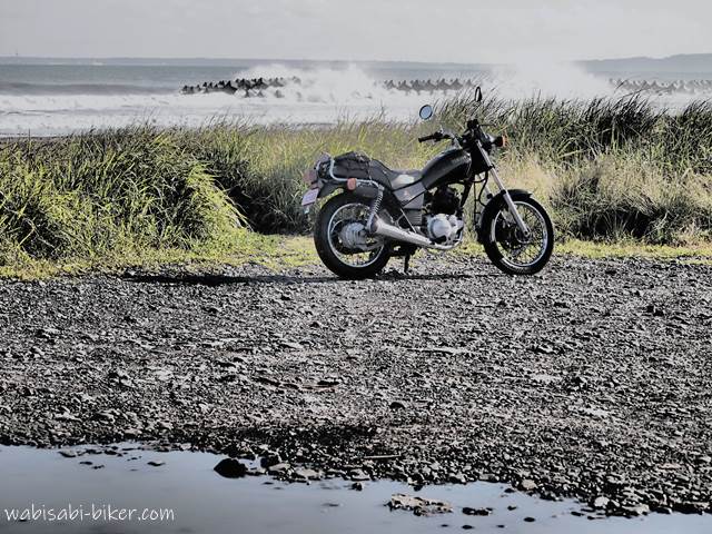 海の波とオートバイ YAMAHA SR125