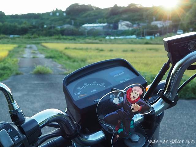 バイクとアクスタ撮影 虎杖悠仁