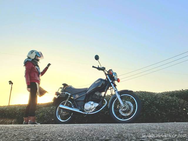 茶畑の夕空とバイク乗り YAMAHA SR125