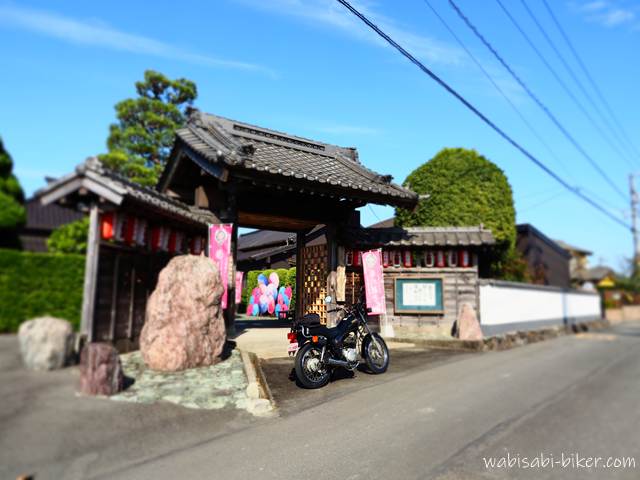 菊川 西福寺 山門とオートバイ