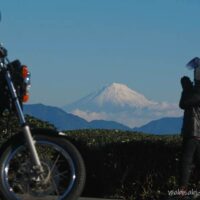 富士山を拝むバイク乗り